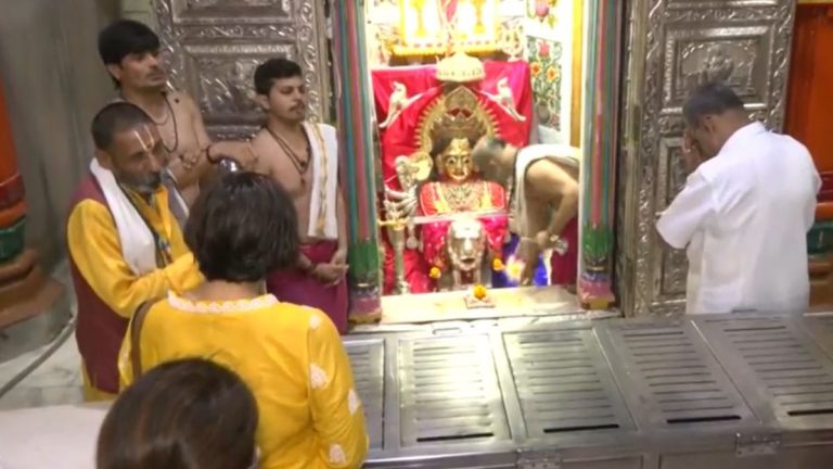 Chaitra Navratri च्या नवमीला आज पहाटे Mumba Devi Temple मध्ये खास पार पडली आरती (Watch Video)