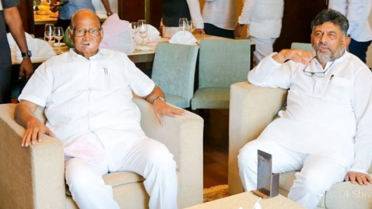 NCP Chief Sharad Pawar पक्षाचं Banaswadi मधील कार्यालय उद्घाटनासाठी  Bengaluru मध्ये दाखल; विमानतळावर घेतली Karnataka Congress President DK Shivakumar यांची भेट