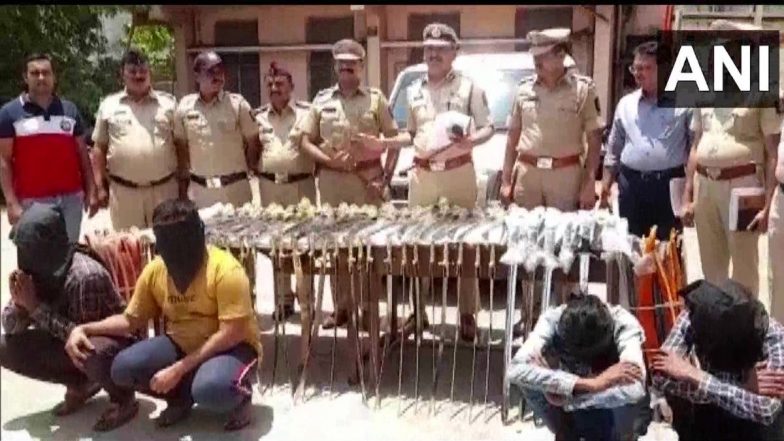 धुळ्यात 89 तलवारी, एका कट्यारसह 4 जणांना अटक; अधिक तपास सुरू
