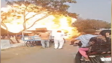 Viral Video: आंध्र प्रदेशात रॉयल एनफिल्ड मोटरसायकलला अचानक आग, सोशल मीडियावर व्हिडिओ व्हायरल