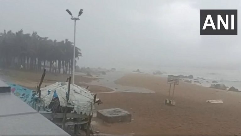 Cyclone Biparjoy चा मुंबईत प्रभाव;  गिरगाव चौपाटीवर जोरदार वारं ते रेल्वे सेवा विस्कळीत (Watch Video)