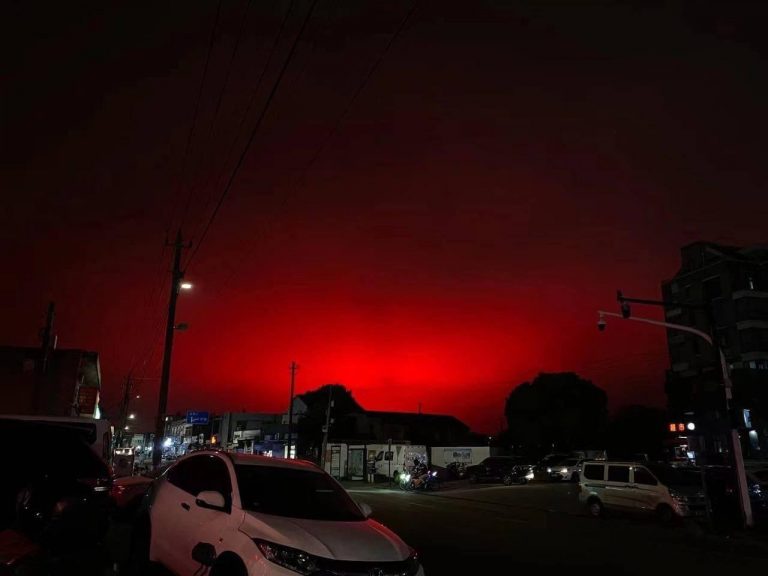 Red Sky In China: लाल रंगाच्या आकाशाखाली झाकले गेले चीन, नैसर्गिक घटना किंवा आपत्ती, पहा फोटो