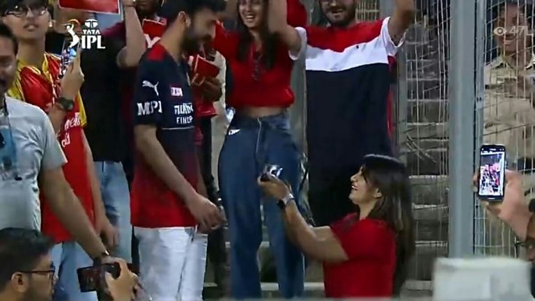 Girl Proposes Boyfriend at MCA Stadium: आरसीबी-चेन्नई मॅचदरम्यान मुलीने गुद्यावर बसून प्रियकराला केलं प्रपोज, फोटो सोशल मीडियावर होतायत व्हायरल (See Photos)