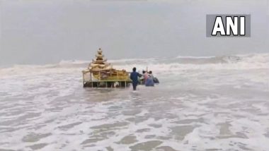 Viral Video: समुद्राच्या लाटांसोबत वाहून आला सोनेरी रथ, किनारपट्टीवर बघ्यांची गर्दी