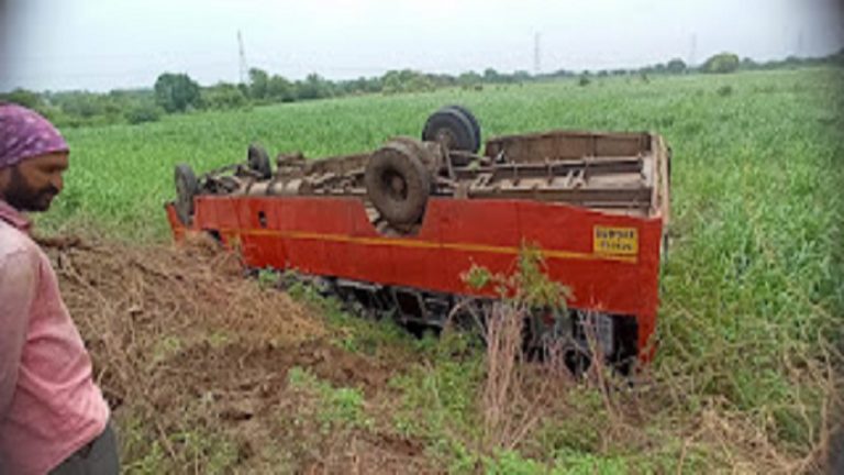 ST Bus Accident: अक्कलकोट तालुक्यातील कल्लाप्पावाडी जवळ एसटी बसचा अपघात