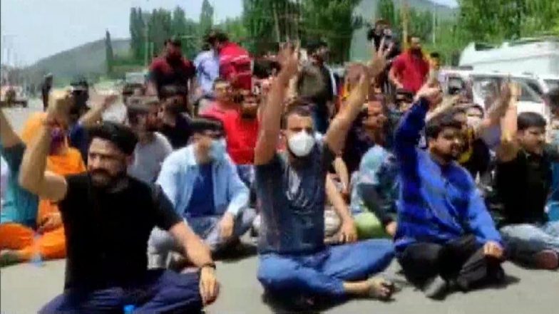 J&K Terror Attack: दहशतवाद्यांकडून लक्ष्य होत असल्याने कश्मीर पंडितांचे  श्रीनगर मध्ये आंदोलन