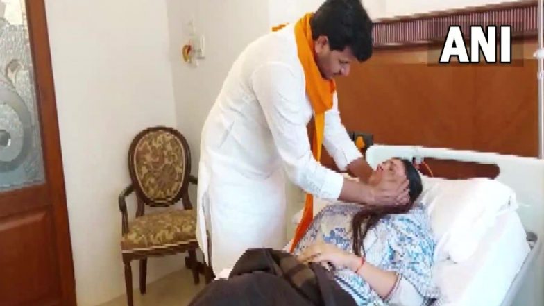 Navneet Rana: 12 दिवसांनंतर राणा दाम्पत्याची भेट, नवनीत राणा यांच्या डोळ्यातून अश्रू अनावर