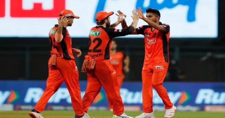 IPL 2022, MI vs SRH: रोमहर्षक सामन्यात सनरायझर्स हैदराबादचा विजय, मुंबईचा तीन धावांनी पराभव, प्लेऑफची लढत झाली रंजक