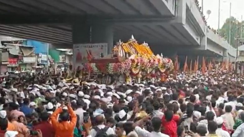 Pandharpur Wari 2022: संत तुकाराम महाराज यांच्या पालखीचे पुणे शहरात आगमन (Watch Video)