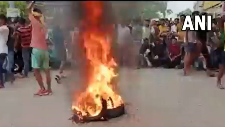 Agnipath Scheme Protest: पंतप्रधान नरेंद्र मोदी यांच्या अग्निपथ योजनेस देशभरातील युवकांचा विरोध, बिहारमध्ये आंदोलकांनी जाळले टायर, पोलिसांकडून अश्रुधुराचा वापर