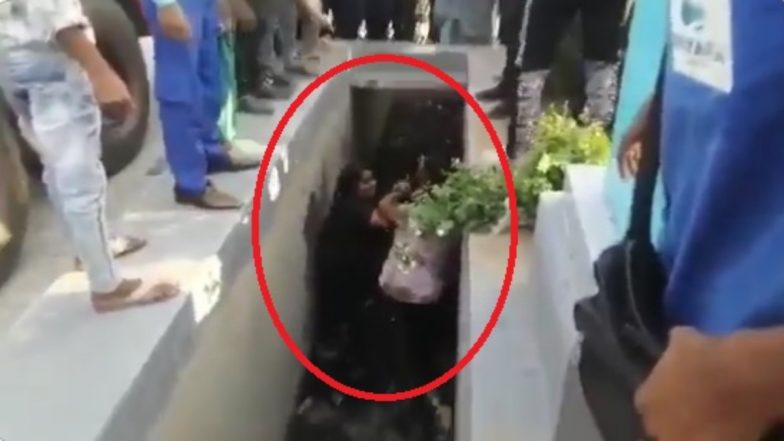 Sisters-In-Law Viral Video: 'जाऊ बाई जोरात', भलत्याच चिडल्या, भांडता भांडता गटारीत पडल्या; बघ्यांची गर्दी; सोशल मीडियावर व्हिडिओ व्हायरल