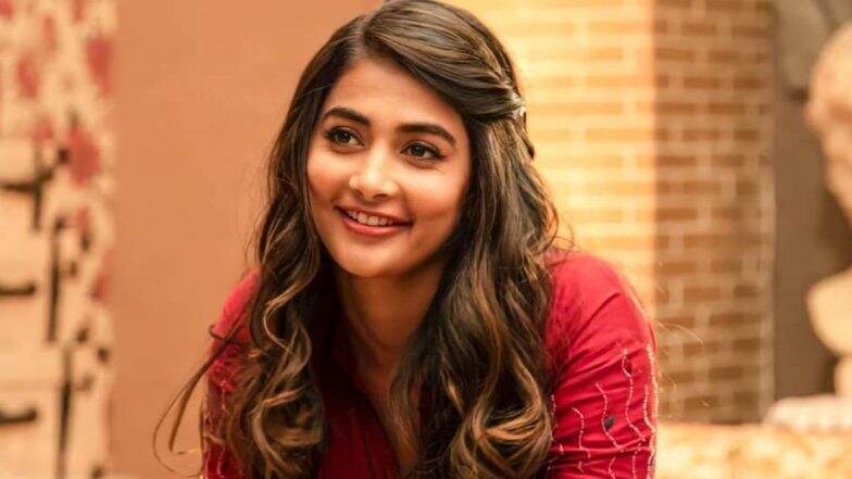Pooja Hegde Airlines Controversy: पूजा हेगडेसोबत फ्लाईटमध्ये गैरवर्तन, ट्विट करून नाराजी केली व्यक्त