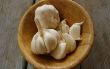 Garlic for Weight Loss: वजन कमी करण्यासाठी सकाळी उठून खा लसूण; लवकरच दिसून येईल परिणाम