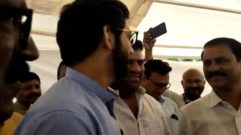 Aditya Thackeray Became Emotional: 'माझं तुमच्यावर प्रेम होतं'; शिंदे गटातील बंडखोर आमदार प्रकाश सुर्वे भेटताच आदित्य ठाकरे झाले भावूक, Watch Video