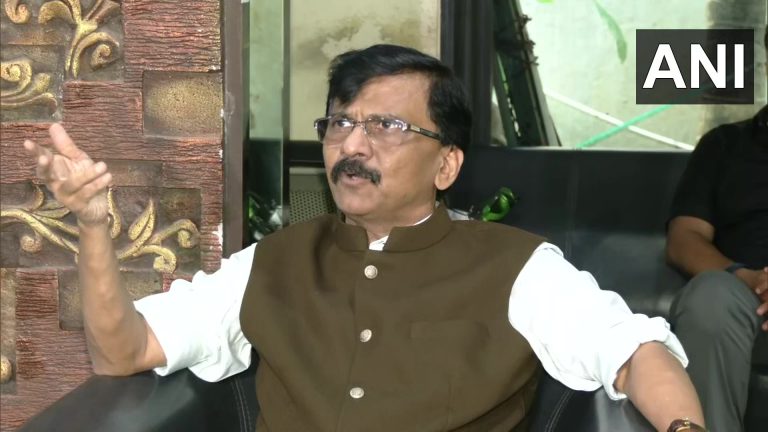 ED at Sanjay Raut Residence: ईडीच्या कारवाई नंतर संजय राऊत यांची पहिली झलक, बघा व्हिडीओ