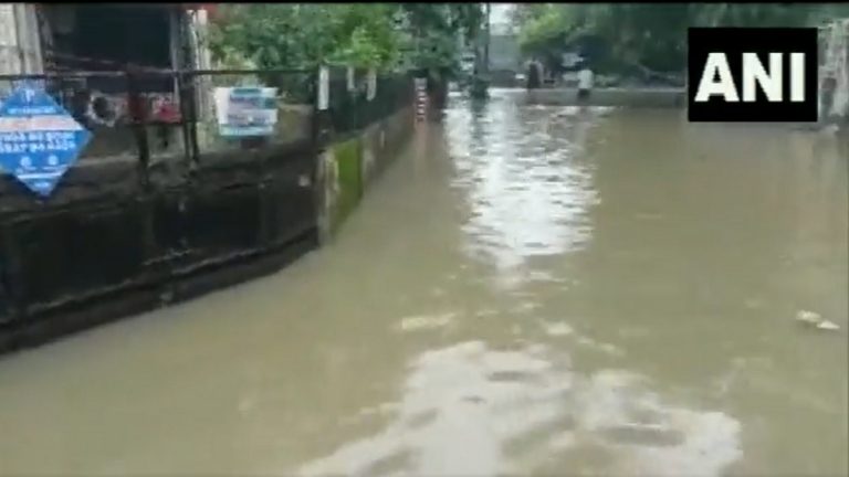 Water Logging in Mumbai: मुंबईत मुसळधार पाऊस;  अंधेरी आणि खार भुयारी मार्गाजवळ पाणी साचल्याने सदर भुयारी मार्ग वाहतुकीसाठी बंद