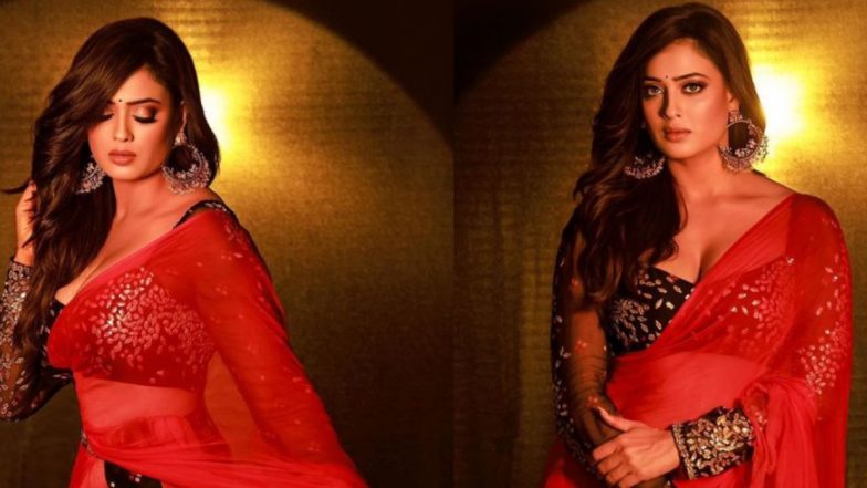 Shweta Tiwari Hot Photos: श्वेता तिवारीने लाल साडी नेसून तिचा देसी भाभी अवतार दाखवून केला कहर (See Hot Pics)