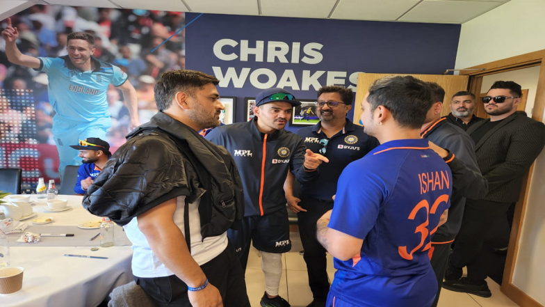 MS Dhoni Meets Team India: इंग्लंडविरुद्ध भारताच्या विजयानंतर एमएस धोनी पोहोचला टीम इंडियाच्या ड्रेसिंग रूममध्ये, खेळाडूंना दिला खास मंत्र