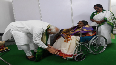 PM Modi Andhra Pradesh Visit: स्वातंत्र्यसैनिकाच्या 90 वर्षीय कन्येच्या पायाला स्पर्श करून पंतप्रधान मोदींनी घेतला आशीर्वाद, पहा फोटो