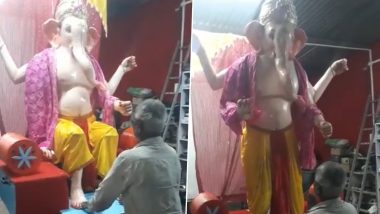 Ganeshotsav 2022: सातारा जिल्ह्यातील मूर्तीकाराने बनवली गणरायाची अनोखी मूर्ती; पायांना हात लावताचं उठून उभे राहून आशीर्वाद देतात बाप्पा, Watch Video