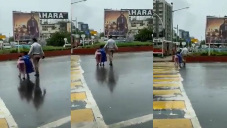 Mumbai: आपल्या कर्तव्याच्या पलीकडे जाऊन मुंबई वाहतूक पोलिसाने केली शाळकरी मुलांना रस्ता ओलांडण्यास मदत, Watch Viral Video