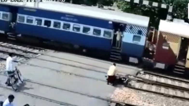 Viral Video: रेल्वे क्रॉसिंगवर बाईकला धडकली भरधाव वेगाने धावणारी ट्रेन, जाणून घ्या काय घडले पुढे (Watch)