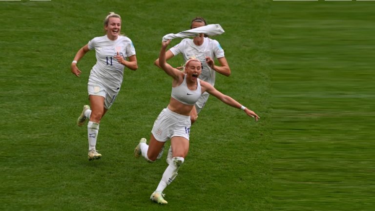 UEFA Women's Euro 2022: जर्मनीविरुद्धच्या विजयी गोल, महिला फूटबॉलपटू क्लो केली हिने आनंदाच्या भरात मैदानातच उतरवला टी-शर्ट (पाहा व्हिडिओ)