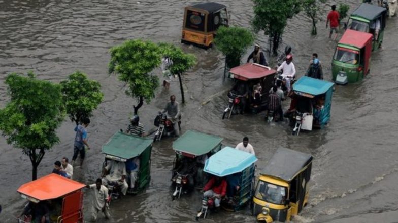 Pakistan Floods: मुसळधार पावसामुळे पाकिस्तानमध्ये आणीबाणी, 900 जणांचा मृत्यू, तीन कोटींहून अधिक लोक बेघर
