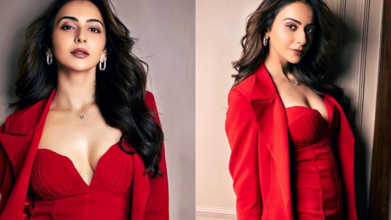 Rakul Preet Singh Hot Photo: लाल डीप नेकलाइन ड्रेसमध्ये रकुल प्रीतचा किलर लूक, चाहते म्हणाले- डोळे हटत नाहीत