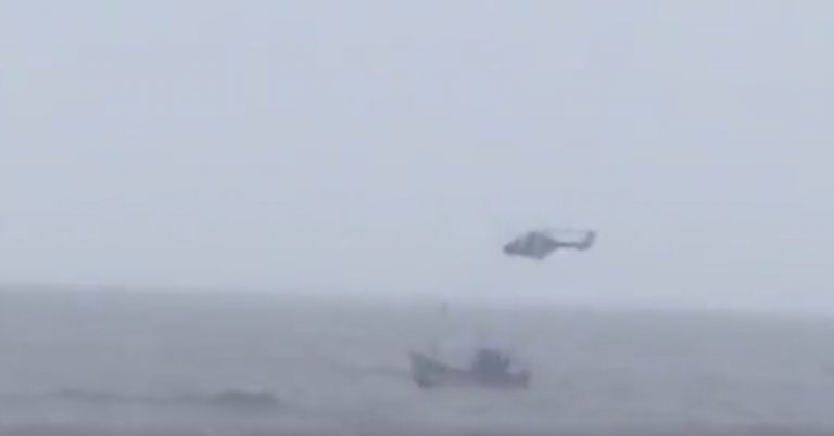 Indian Coast Guard: भारतीय तटरक्षक दलाकडून समुद्रात अडकलेल्या मासेमारी बोटीतून 10 मच्छिमारांची केली सुटका