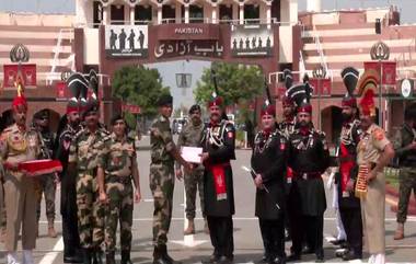 पाकिस्तान रेंजर्स आणि BSF यांनी अमृतसर मध्ये  Attari-Wagah Border वर Independence Day of Pakistan च्या  निमित्ताने मिठाईची केली देवाण-घेवाण