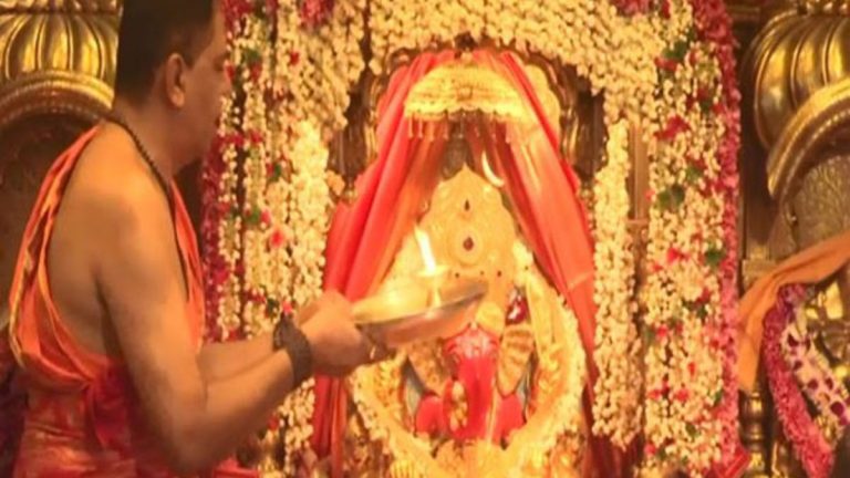 Ganesh Chaturthi 2022: गणेश चतुर्थीनिमित्त मुंबईच्या सिद्धिविनायक मंदिरात करण्यात आली गणरायाची आरती