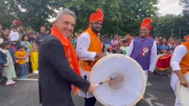 Ganesh Visarjan 2022: स्कॉटिश गावात मराठमोळ्या अंदाजात गणपती विसर्जन करताना Scottish Lib Dems Leader Alex Cole यांनाही आवरला नाही ढोल वादनाचा मोह  (Watch Video)