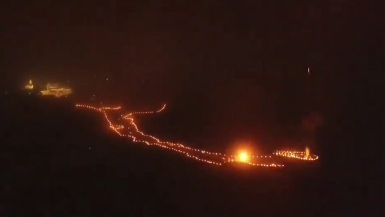 Pratapgad Mashal Mahotsav 2022: प्रतापगड 362 मशालांनी झळाळला; पहा नयनरम्य नजारा  (Watch Video)