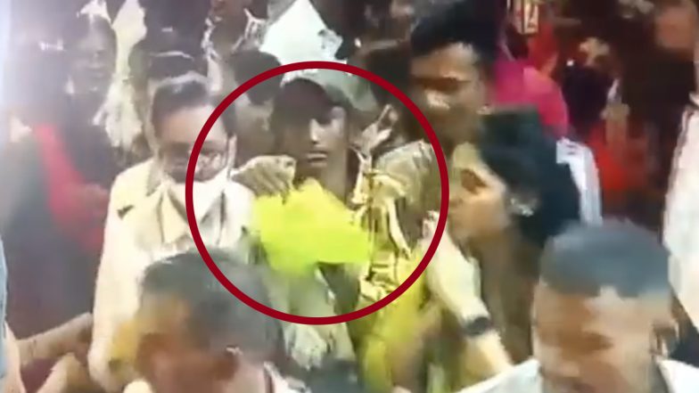 Viral Video: गणेशोत्सव काळात पुण्यातील दगडूशेठ गणपतीचे आशीर्वाद घेत असतानाच चोरट्याने चोरला मोबाईल, पहा व्हिडिओ