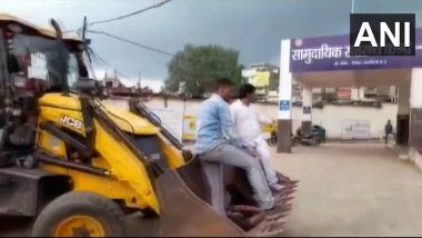 Madhya Pradesh: अपघात झाल्यानंतर नाही मिळाली रुग्णवाहीका, अपघातग्रस्ताला जेसीबीने पोहोचवले रुग्णालयात (Video)