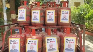 LPG Price in India: 'मोदीजी Rs. 50' गॅस सिलिंडरवर  झळकला PM Narendra Modi यांचा फोटो, KCR कडून अर्थमंत्री निर्मला सीतारमण यांच्यावर हल्लाबोल
