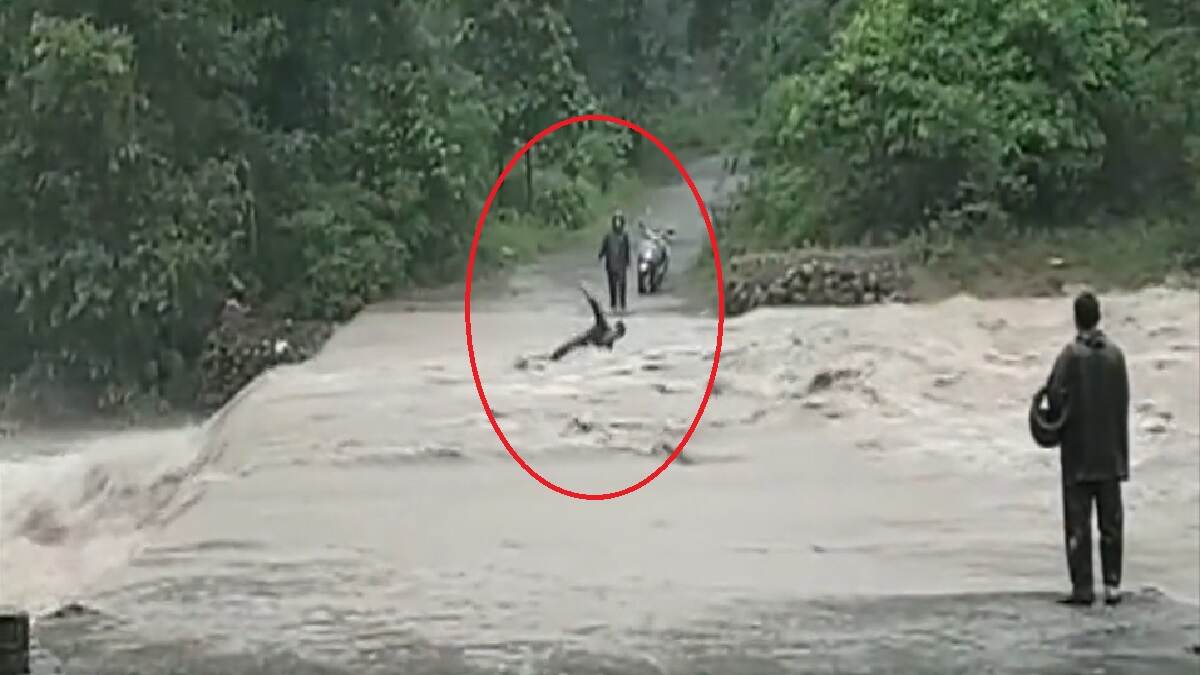 Man Washed Away Video: सर्वांच्या डोळ्यादेखत पाण्यात वाहून गेला तरुण, घटना कॅमेऱ्यात कैद; पाहा व्हिडिओ