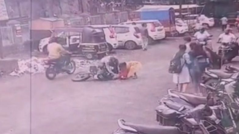 Rajgurunagar Video: आईच्या कुशीत दुचाकीवर बसलेल्या सहा महिन्यांच्या चिमुकलीचा ट्रॅक्टरखाली चिरडून मृत्यू