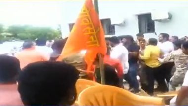 Buldhana Shiv Sena: बुलढाणा येथे शिवसेना, शिंदे गटात तुफान राडा, खुर्चांची फेकाफेकी आणि पोलिसांसमोरच एकमेकांना लाथाबुक्क्यांनी हाणामारी