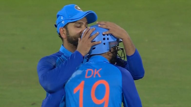 IND vs AUS 3rd T20: रोहित शर्मा आणि दिनेश कार्तिकची मॅचदरम्यान पाहायला मिळाली बॉन्डिंग, जाणून घ्या काय झाले असे (Watch Video)