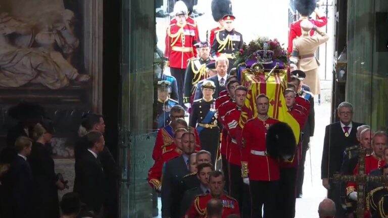 Queen Elizabeth II च्या अंतिम प्रवासाला सुरूवात; लंडनच्या Westminster Abbey मध्ये State Funeral Service