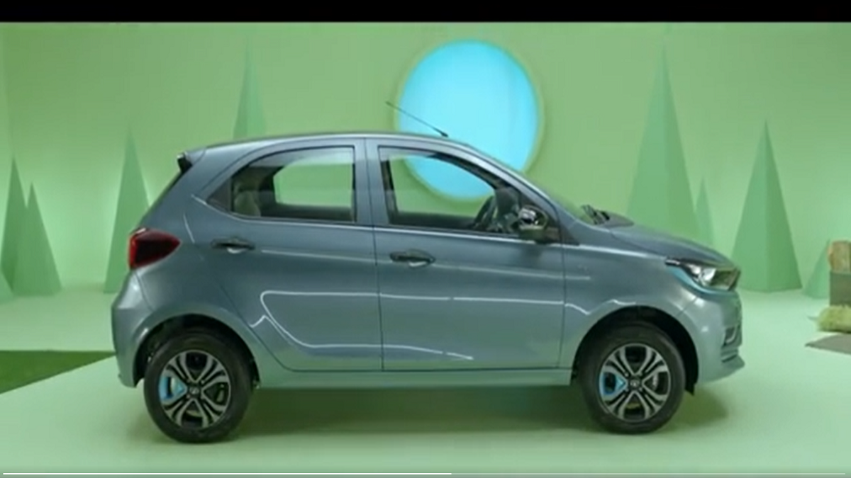 Tata Tiago EV: देशातील सर्वात स्वस्त इलेक्ट्रिक कार लॉंच, जाणून घ्या वैशिष्ट्ये आणि किंमत