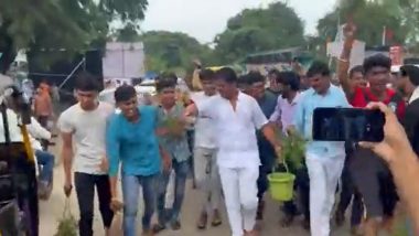 Eknath Shinde Aurangabad Visit: मुख्यमंत्री एकनाथ शिंदे गेलेल्या रस्त्यावर ठाकरे गटातील शिवसैनिकांनी शिंपडलं गोमूत्र; बिडकीन येथील प्रकार, Watch
