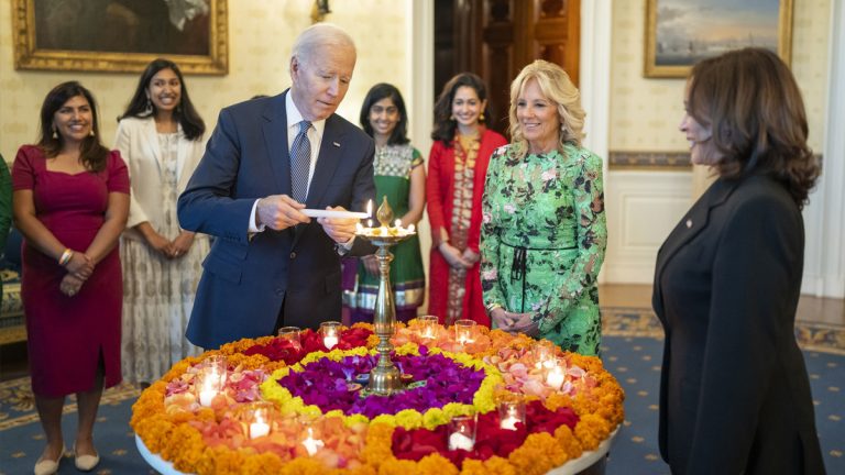 Diwali Celebration In White House: व्हाईट हाऊसमध्ये दिवाळी धुमधडाक्यात साजरी, अमेरीकेचे राष्ट्रध्यक्ष जो बायडन यांनी दिवे लावत केलं दिवाळीचं सेलिब्रेशन