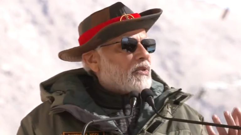 PM Modi At Kargil: पाकिस्तान विरुध्द प्रत्येक लढाईत कारगीलमध्ये विजय ध्वज फडकला आहे, जवानांचं कौतुक करत पंतप्रधान मोदींकडून अनोख्या शुभेच्छा