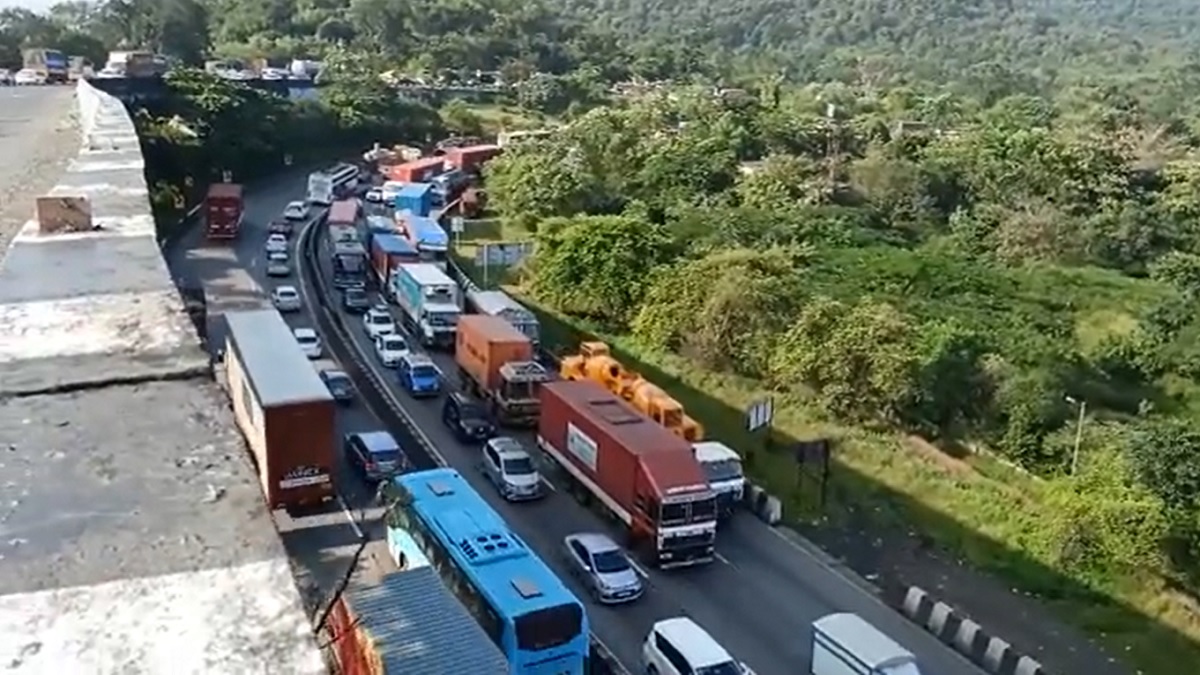 Mumbai Pune Expressway Traffic Update: सलग सुट्ट्यांमुळे मुंबई-पुणे एक्सप्रेस वर वाहनांची लांबच लांब रांग