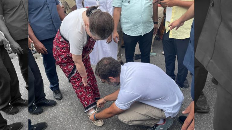 Rahul Gandhi with Sonia Gandhi: राहुल गांधी यांचे मातृप्रेम; सोनिया गांधी यांच्या बुटाची लेस बांधतानाचा फोटो सोशल मीडियात व्हायरल