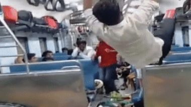 Spider Man Viral Video: लोकल ट्रेनमध्ये 'स्पायडरमॅन', सोशल मीडियावर व्हिडिओ व्हायरल