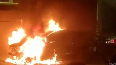 Hyderabad Burning Car: हैदराबाद नजिक Kukatpally Balanagar मेट्रो स्टेशन जवळील नॅशनल हायवे वर कारला आग  (Watch Video)